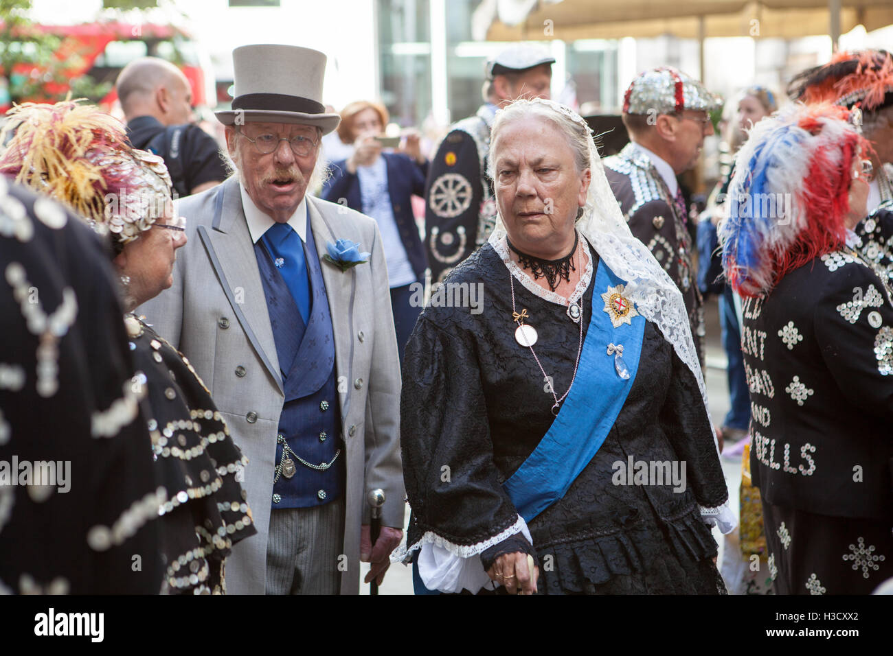 Die jährliche Pearly Kings und Queens & costermonger Erntefest Held in der Guildhall, London, UK Stockfoto Die jährliche Pearly Kings und Queens & costermonger Erntefest Held in der Guildhall, London, UK Stockfoto