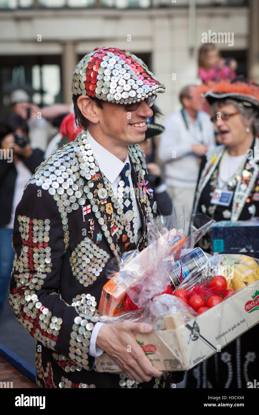 Die jährliche Pearly Kings und Queens & costermonger Erntefest Held in der Guildhall, London, UK Stockfoto Die jährliche Pearly Kings und Queens & costermonger Erntefest Held in der Guildhall, London, UK Stockfoto
