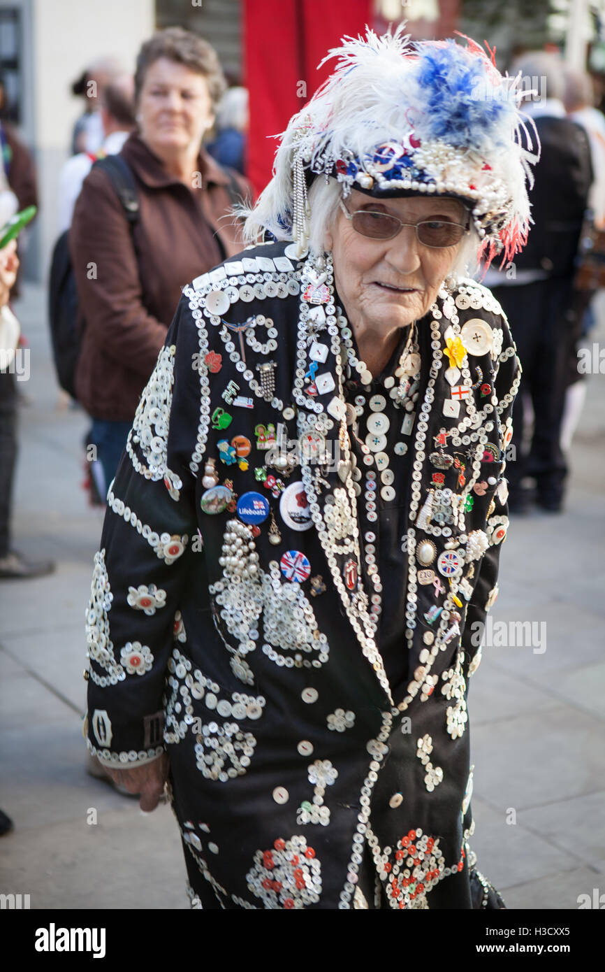 Die jährliche Pearly Kings und Queens & costermonger Erntefest Held in der Guildhall, London, UK Stockfoto Die jährliche Pearly Kings und Queens & costermonger Erntefest Held in der Guildhall, London, UK Stockfoto