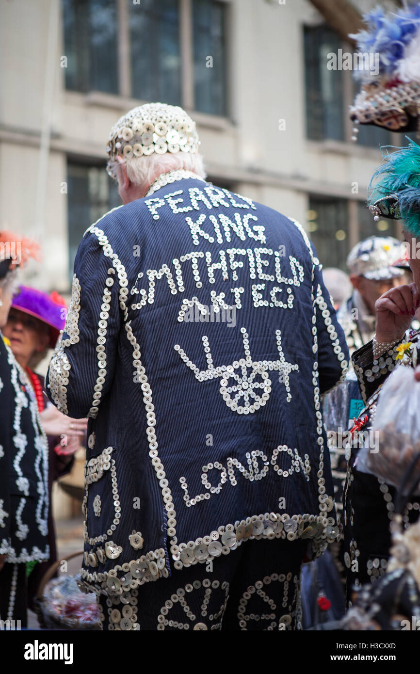 Die jährliche Pearly Kings und Queens & costermonger Erntefest Held in der Guildhall, London, UK Stockfoto Die jährliche Pearly Kings und Queens & costermonger Erntefest Held in der Guildhall, London, UK Stockfoto