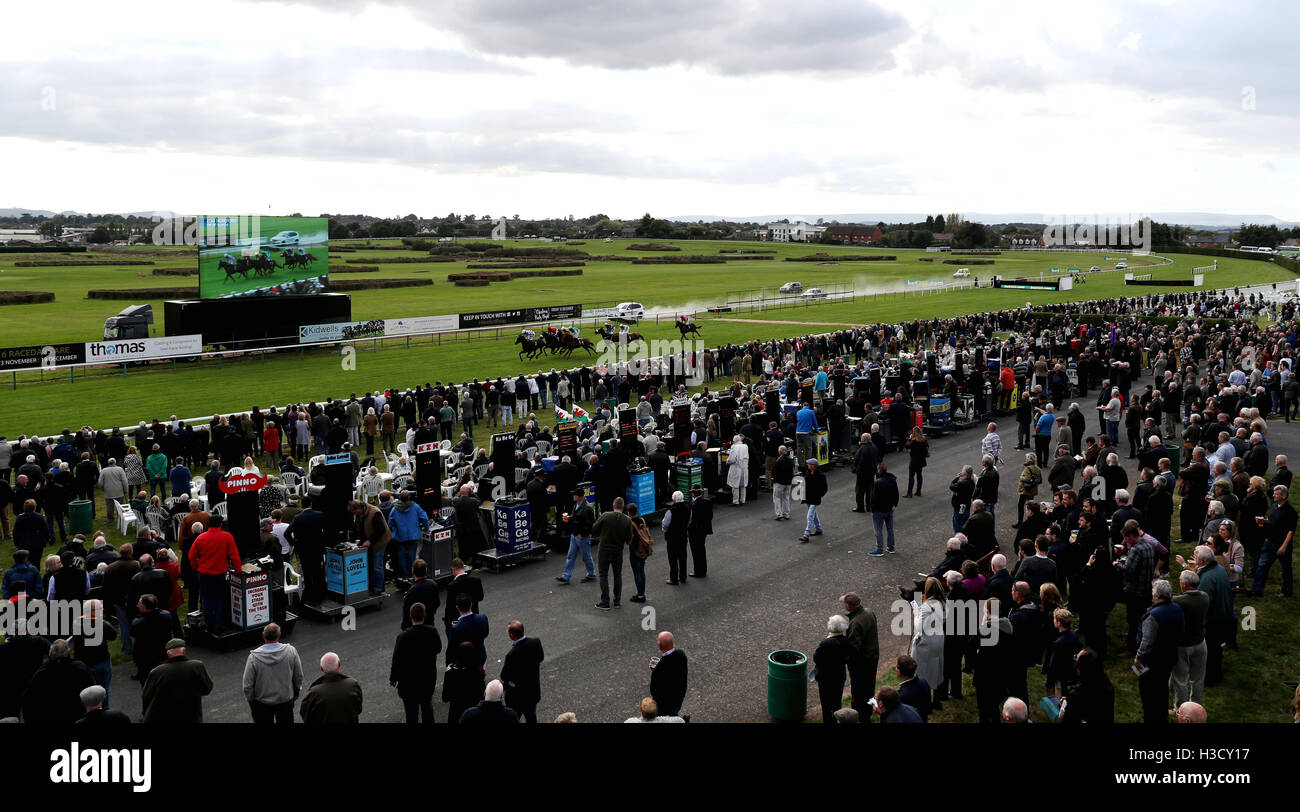 Läufer hinter den Tribünen bei bet365.com Mares´ "National Hunt" Maiden Hurdle bei Bet365 Eröffnung Raceday Hereford Racecourse. Stockfoto