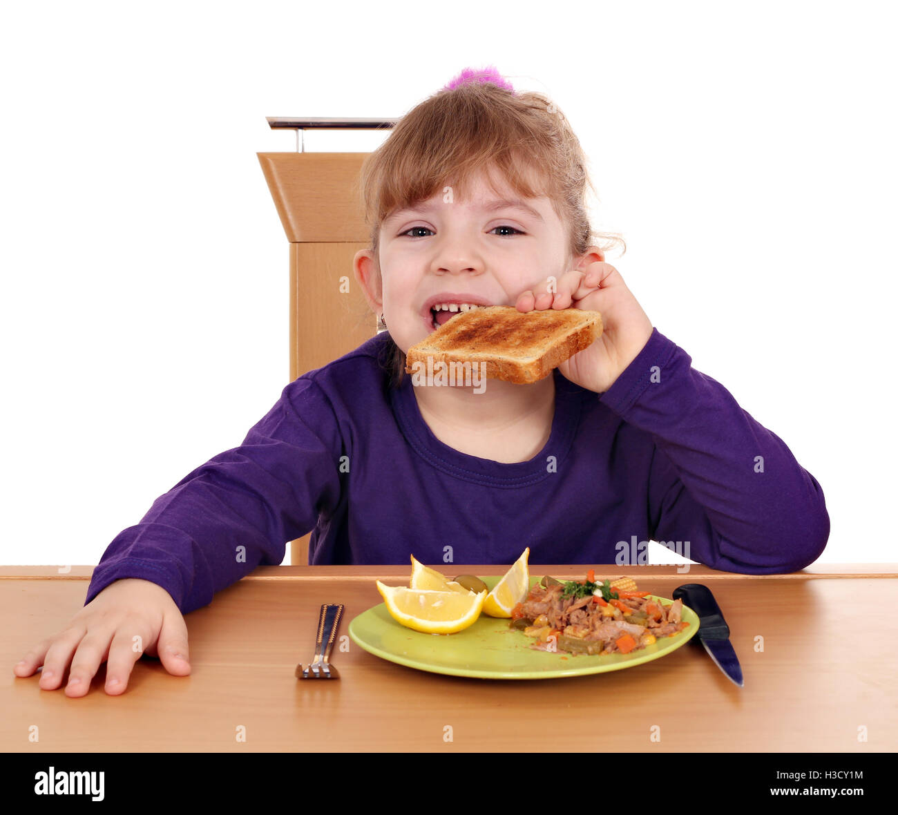 kleine Mädchen essen Toastbrot und Thunfisch zum Frühstück Stockfoto