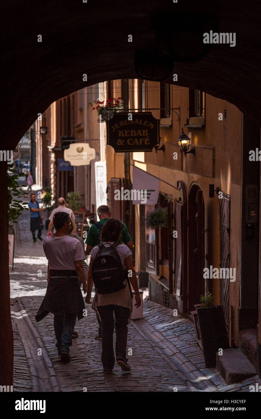 Touristen über die Straßen von Gamla Stan, Stockholm, Schweden Stockfoto