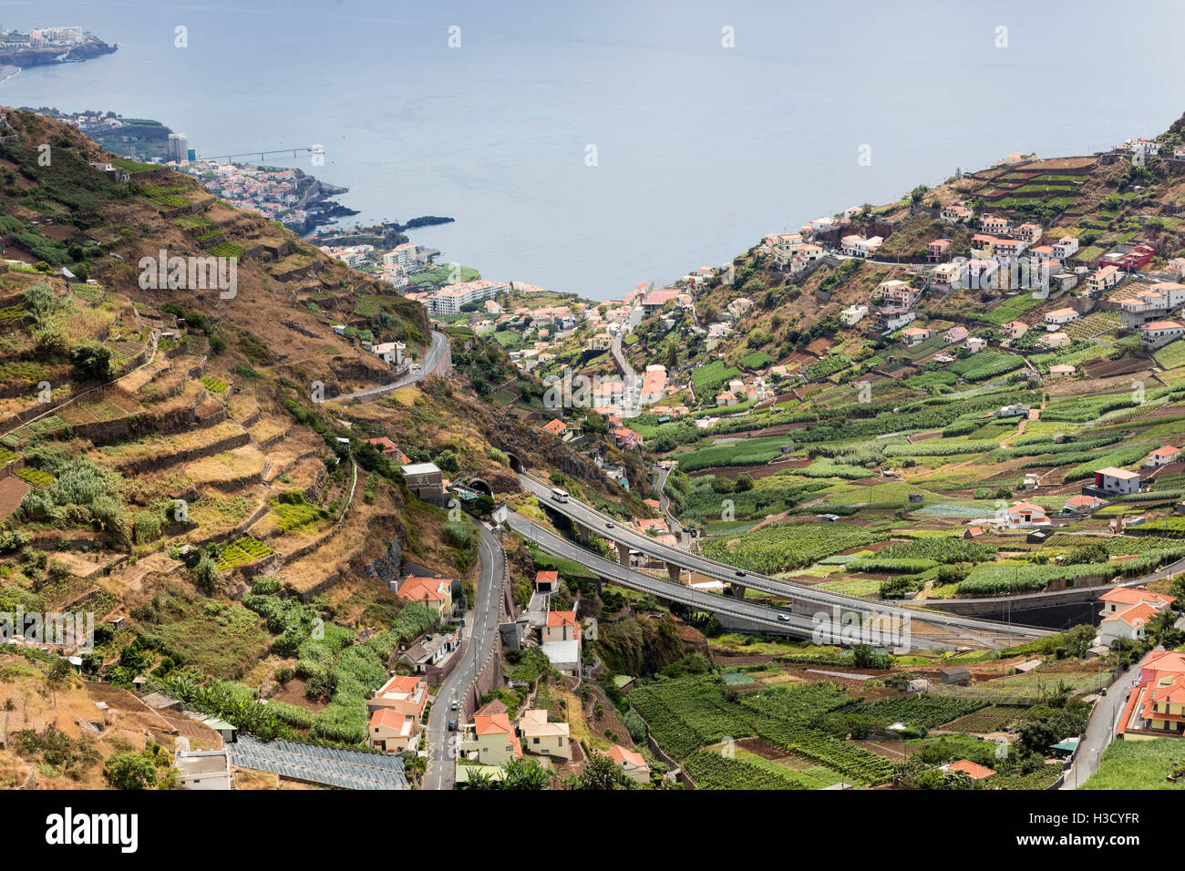 Landwirtschaft und Landschaften auf der Insel Madeira. Blick auf die terrassenförmig angelegten und gepflegten Land. Stockfoto