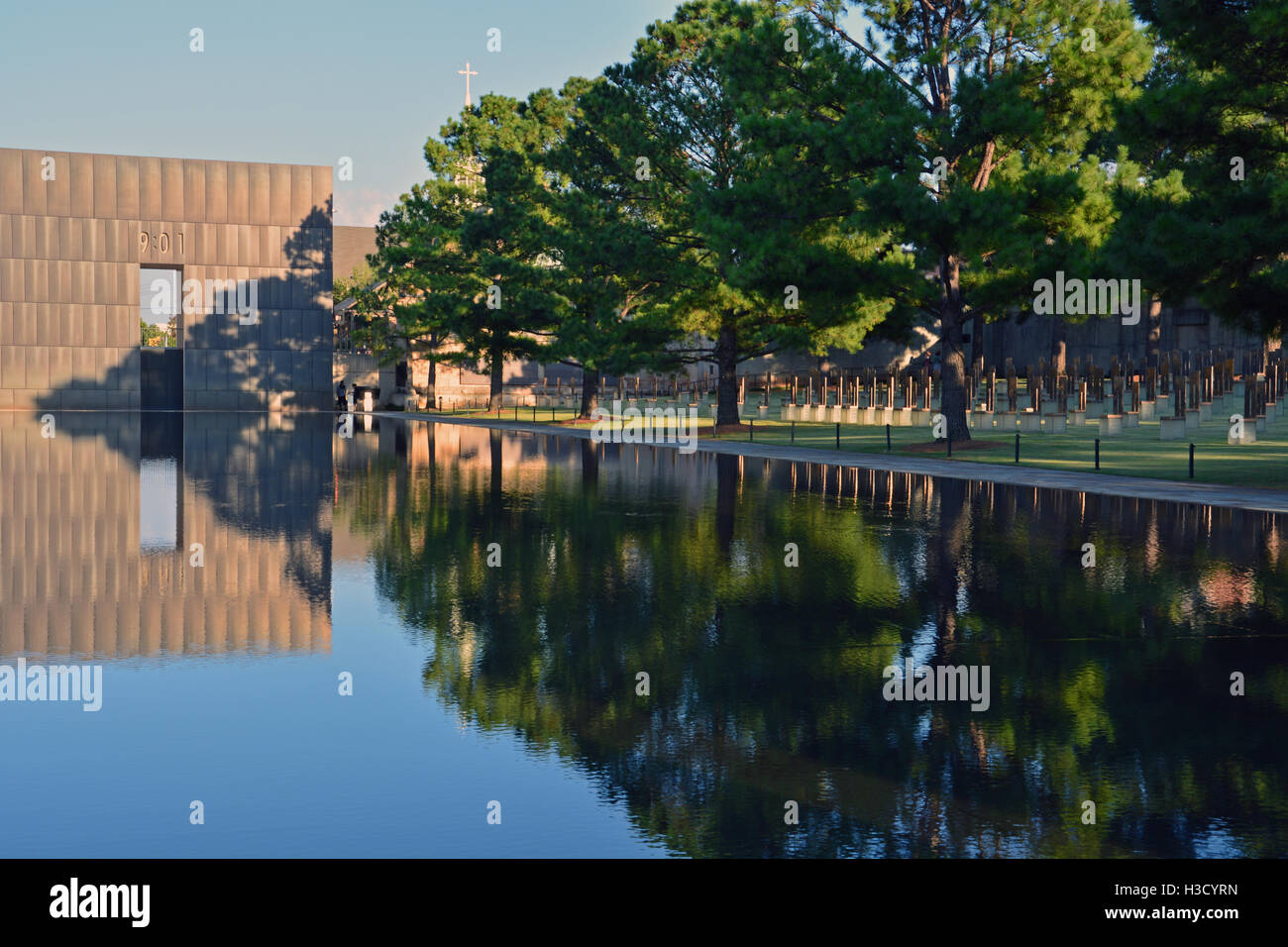 Das Reflexionsbecken, 09:01 Tor und Gedenkstätte Stühle im Oklahoma City National Monument. Stockfoto