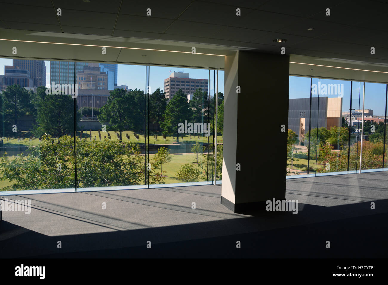 Mit Blick auf das Oklahoma City National Memorial von der 1. Etage-Aussichtspunkt im Museum. Stockfoto