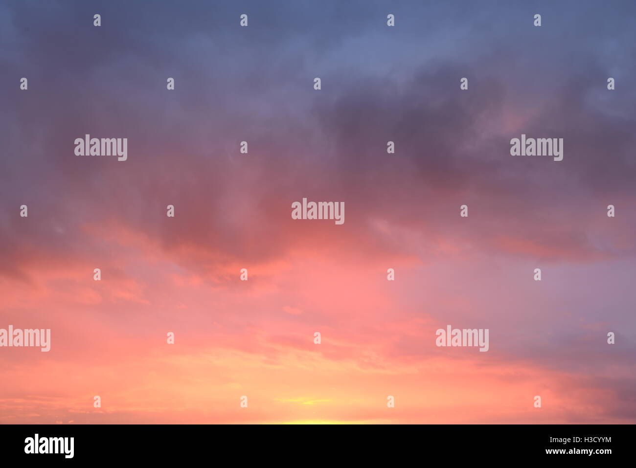 Wetter sonnige Herbst Himmel hellen Blitz Sonnenuntergang Stockfoto