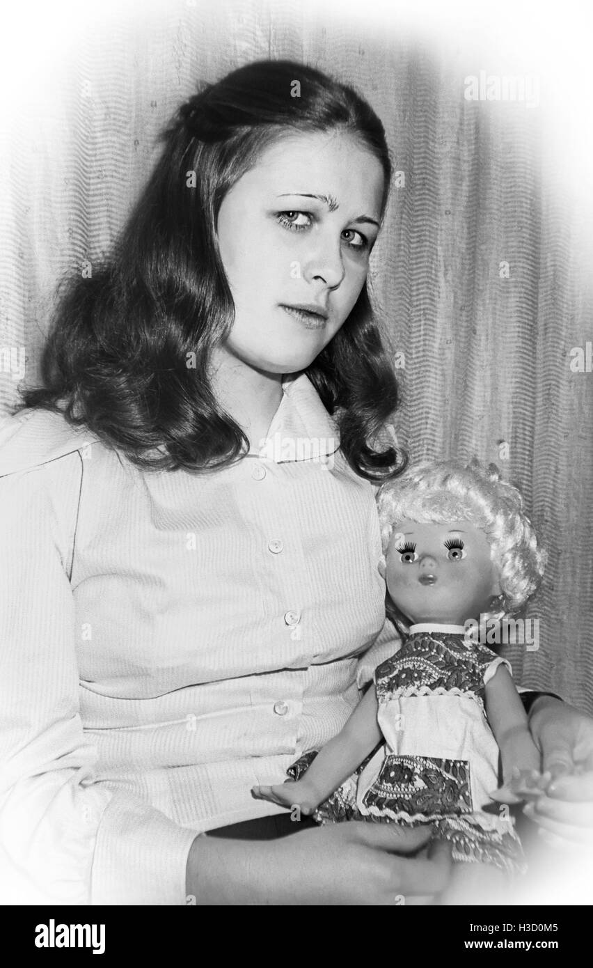 Porträt junges Mädchen mit Dolly. S/w-Film-Scan, 1977. Stockfoto