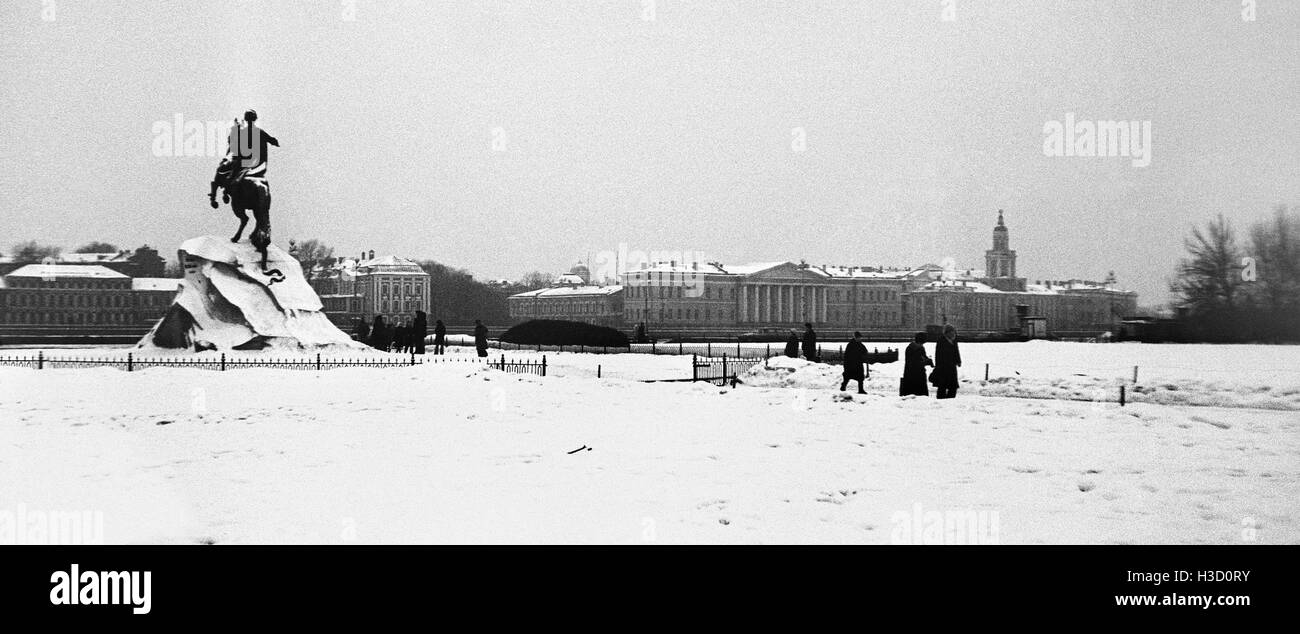 UdSSR, Leningrad, Winter 1977 ca. Februar. Denkmal der russische Zar