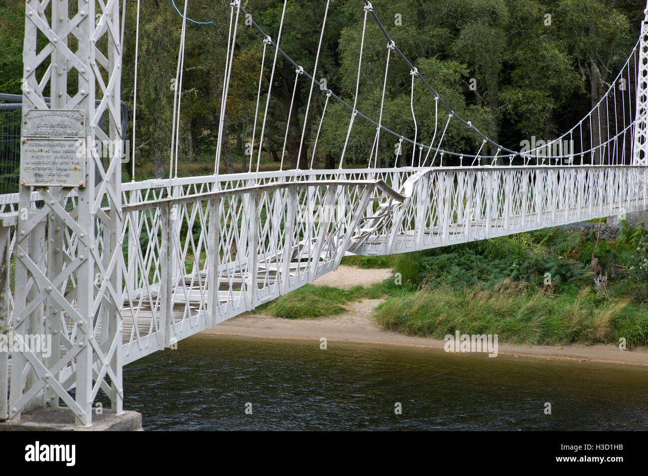 Cambus O May-Fuß-Brücke über den Fluss Dee in der Nähe von Ballater beschädigt durch Überschwemmungen im Dezember 2015 Aberdeenshire-Schottland Stockfoto