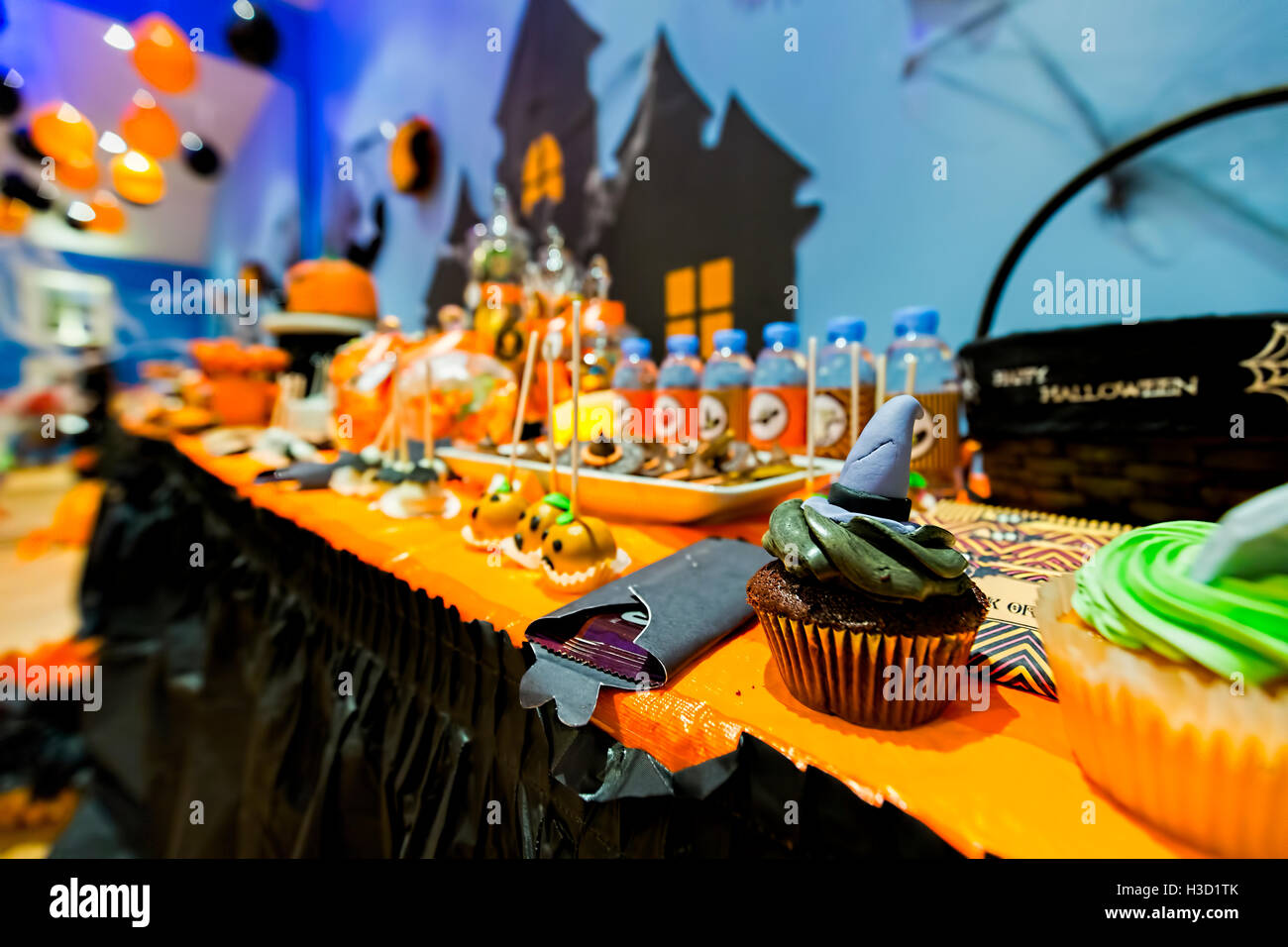 Halloween Geburtstag Buffet mit Süßigkeiten und Cupcakes mit Halloween-Sonderanfertigungen Stockfoto