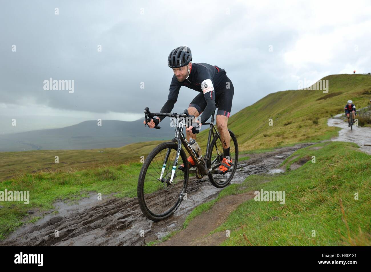 Konkurrenten im 3 Gipfel Cyclocross Rennen auf Whernside Stockfoto