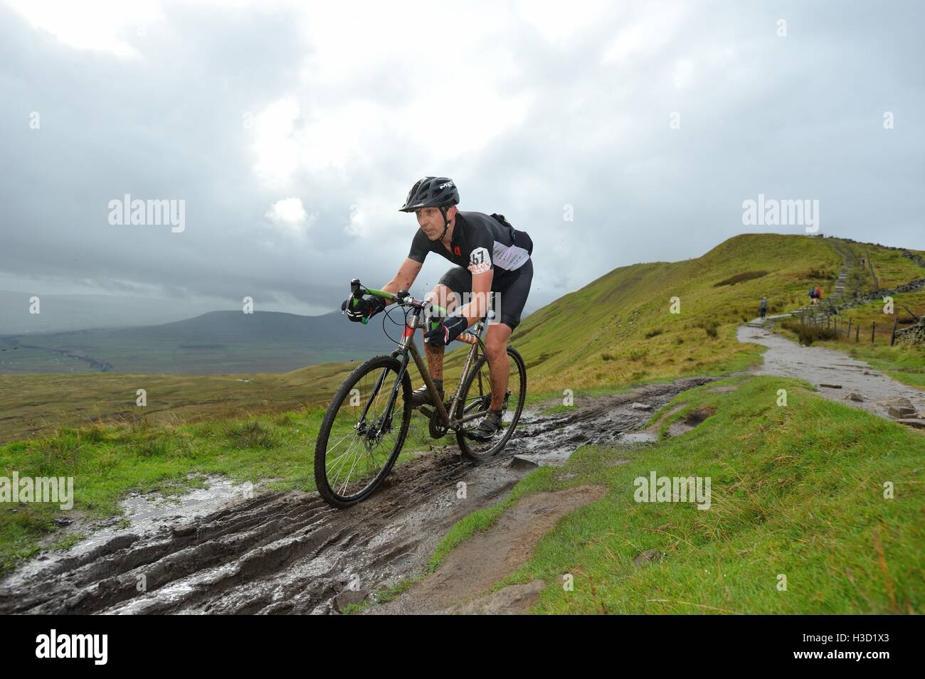 Konkurrenten im 3 Gipfel Cyclocross Rennen auf Whernside Stockfoto