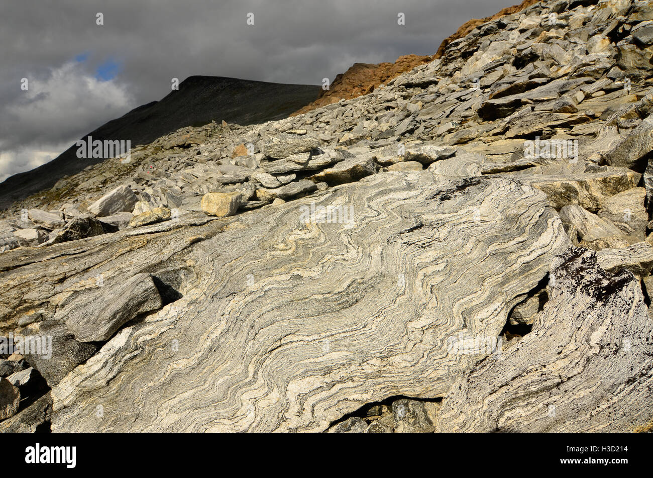 Gneis im norwegischen Hochgebirge Block Hang Stockfoto