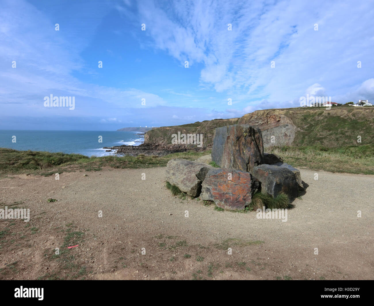 Boulder-Denkmal am unteren Longbeak Punkt, Widemouth Bay, North Cornwall, England, UK Stockfoto