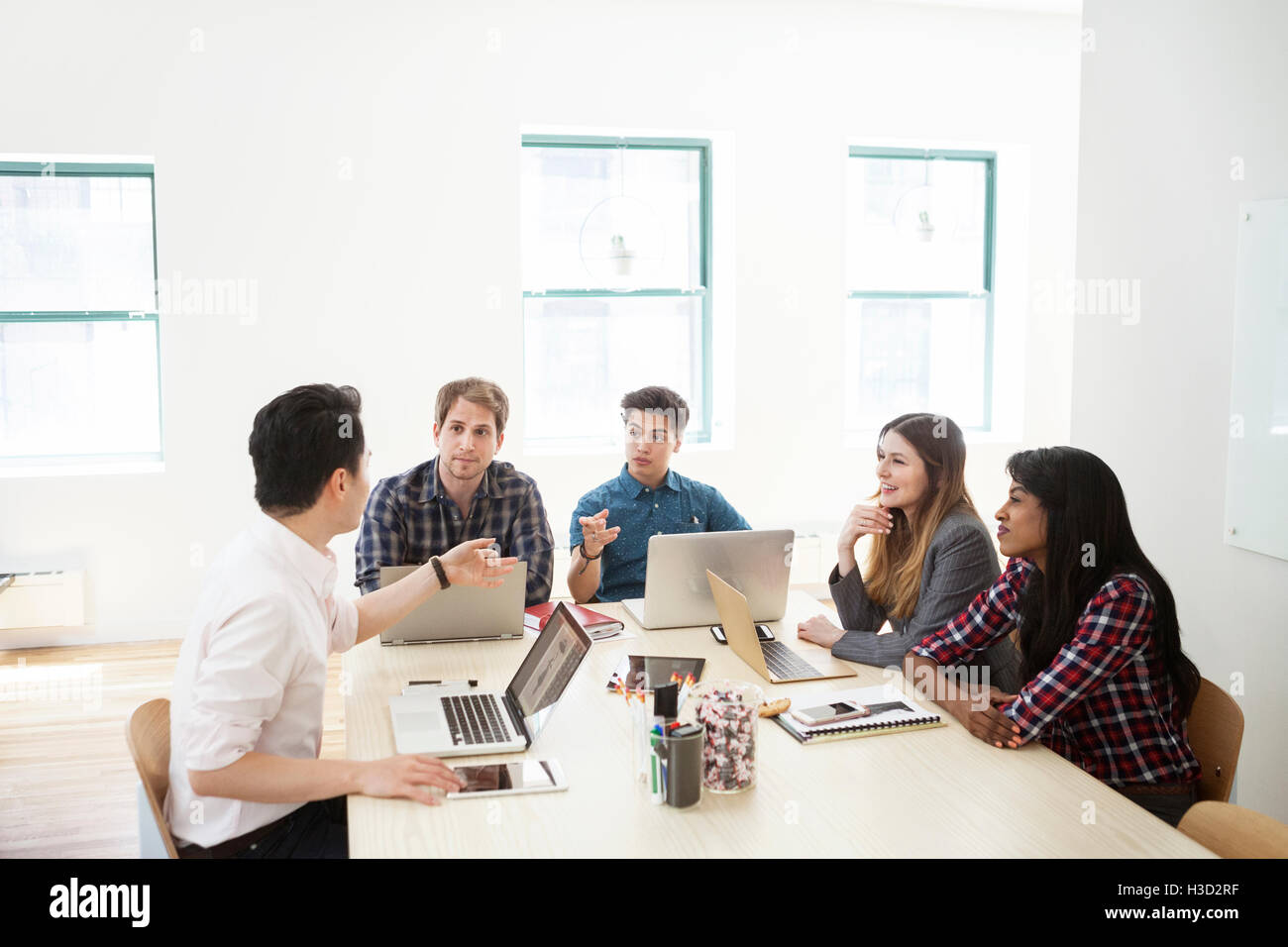 Geschäftsleute diskutieren im Konferenzraum des Kreativbüros Stockfoto