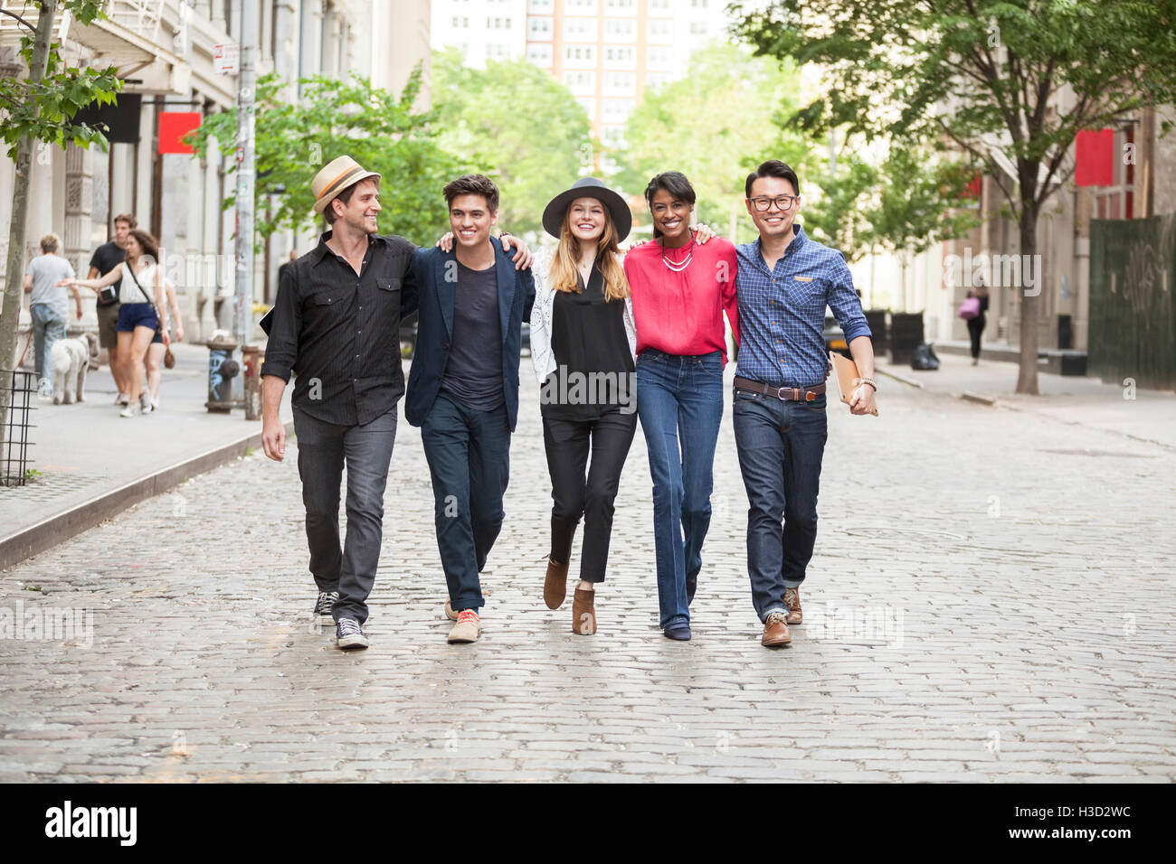 Porträt von zuversichtlich Geschäftsleute gehen auf der Straße Stockfoto