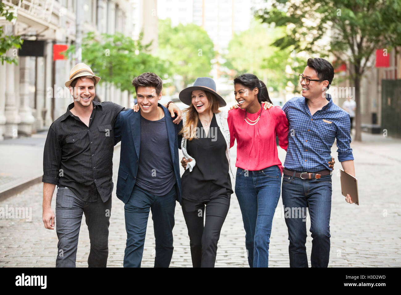 Fröhliche Geschäftsleute gehen auf der Straße Stockfoto