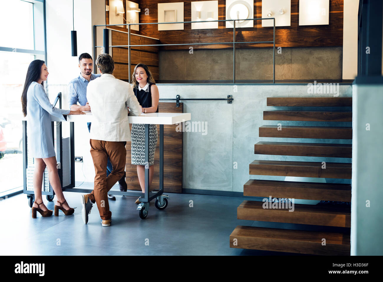 Glücklich Geschäftsleute diskutieren im stehen vom Schreibtisch im Büro Stockfoto