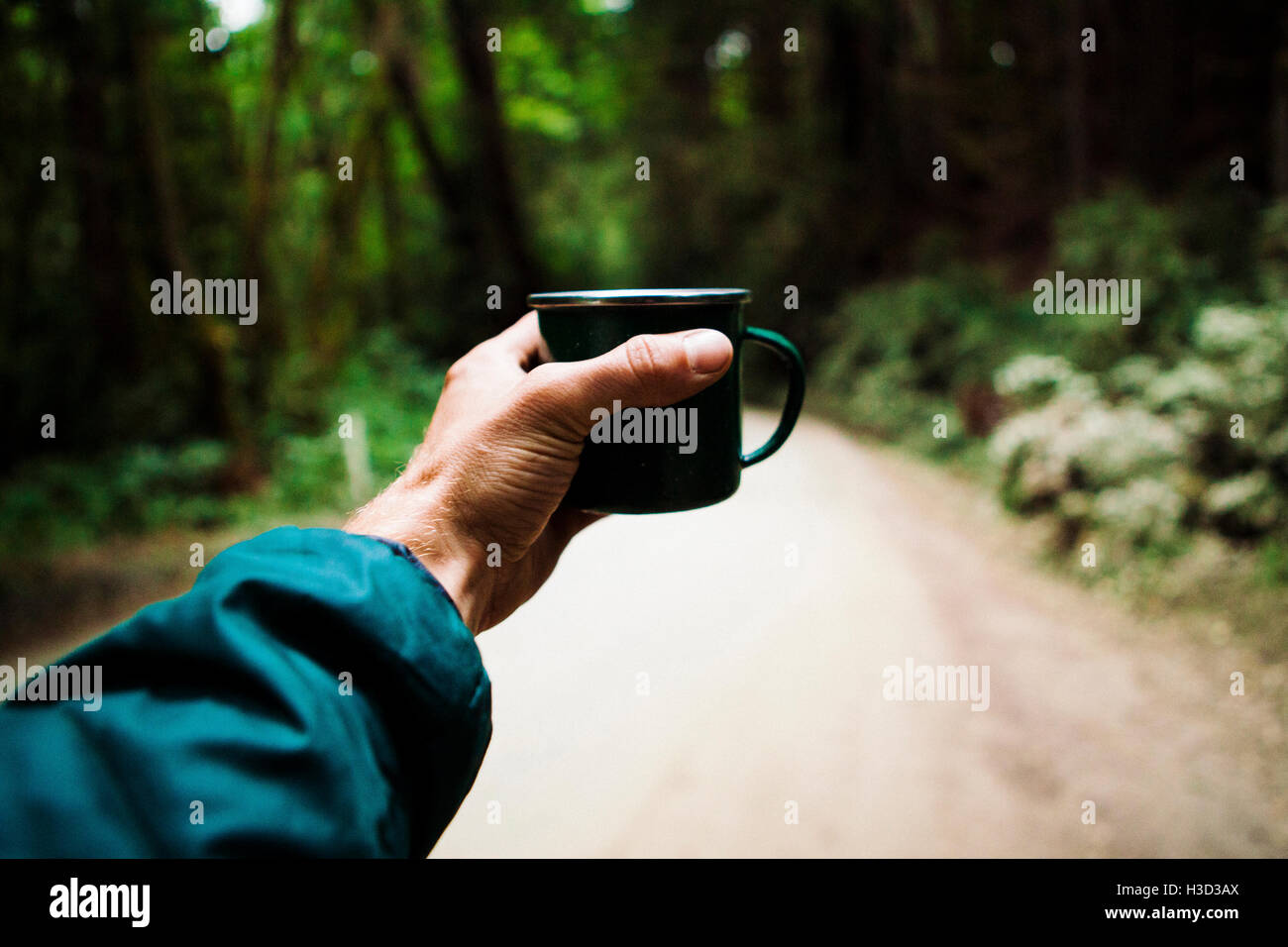 Bild des Mannes halten Kaffeetasse beschnitten Stockfoto