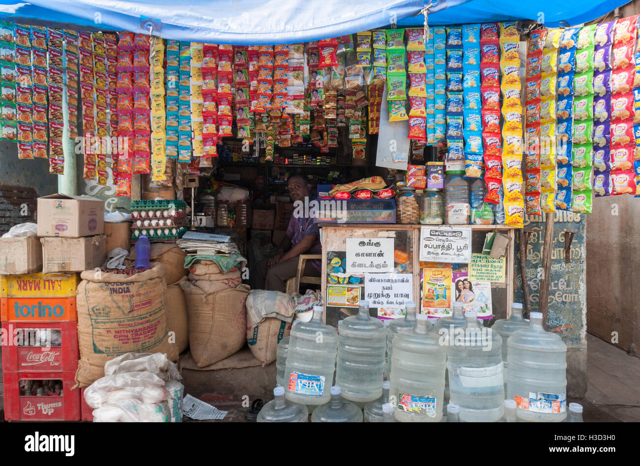 Kleines indisches Geschäft verkauft Ware pro Einheit. Stockfoto