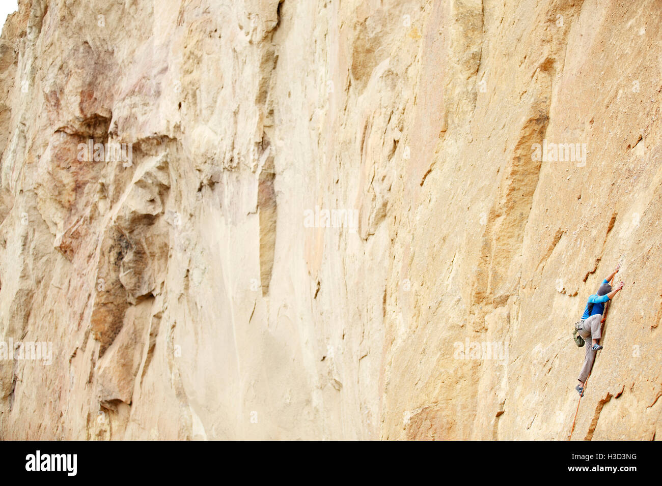 Männliche Bergsteiger am Berg hochschiebt Stockfoto