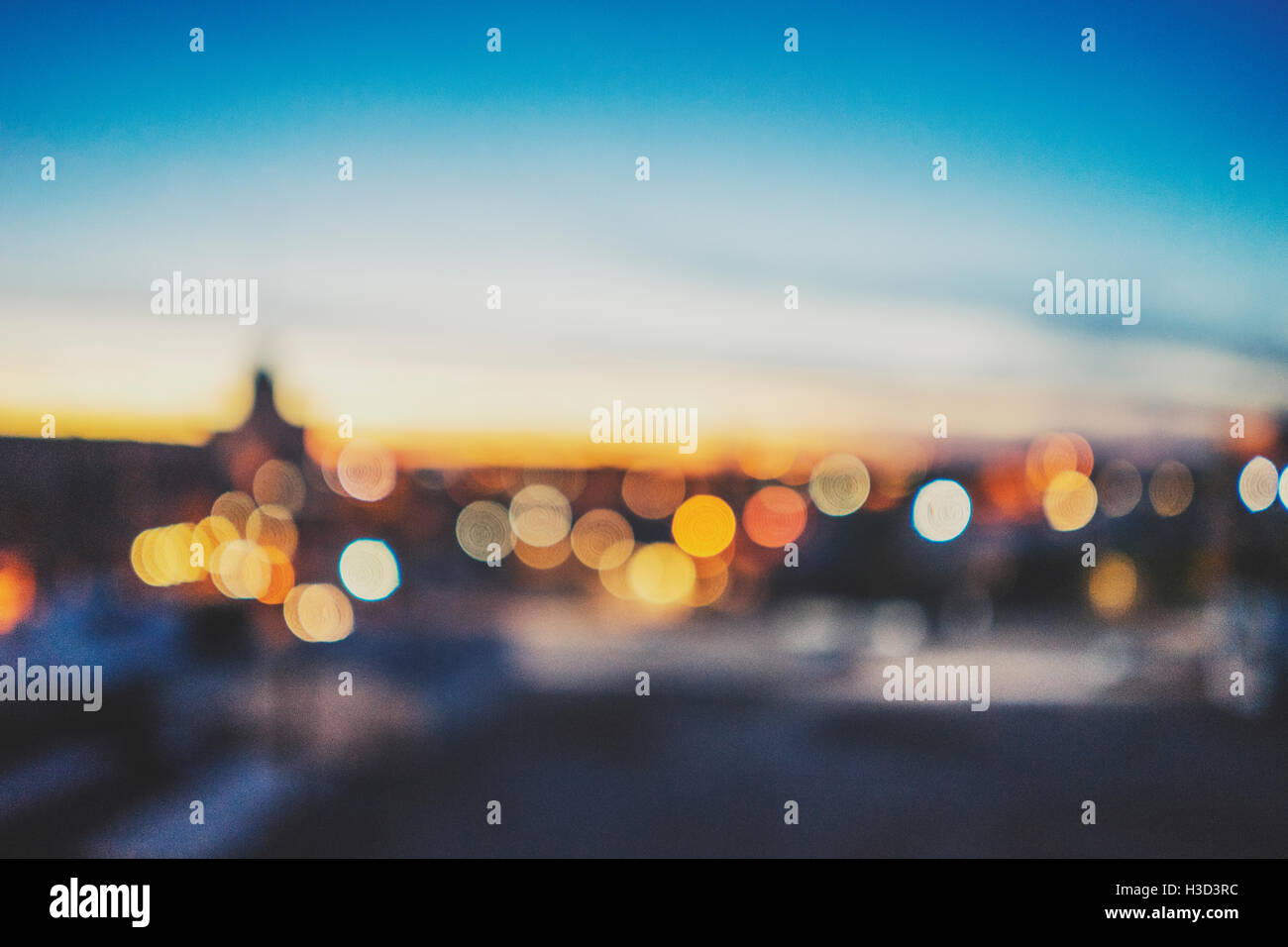 Defokussierten Blick auf die Lichter der Stadt gegen Himmel Stockfoto