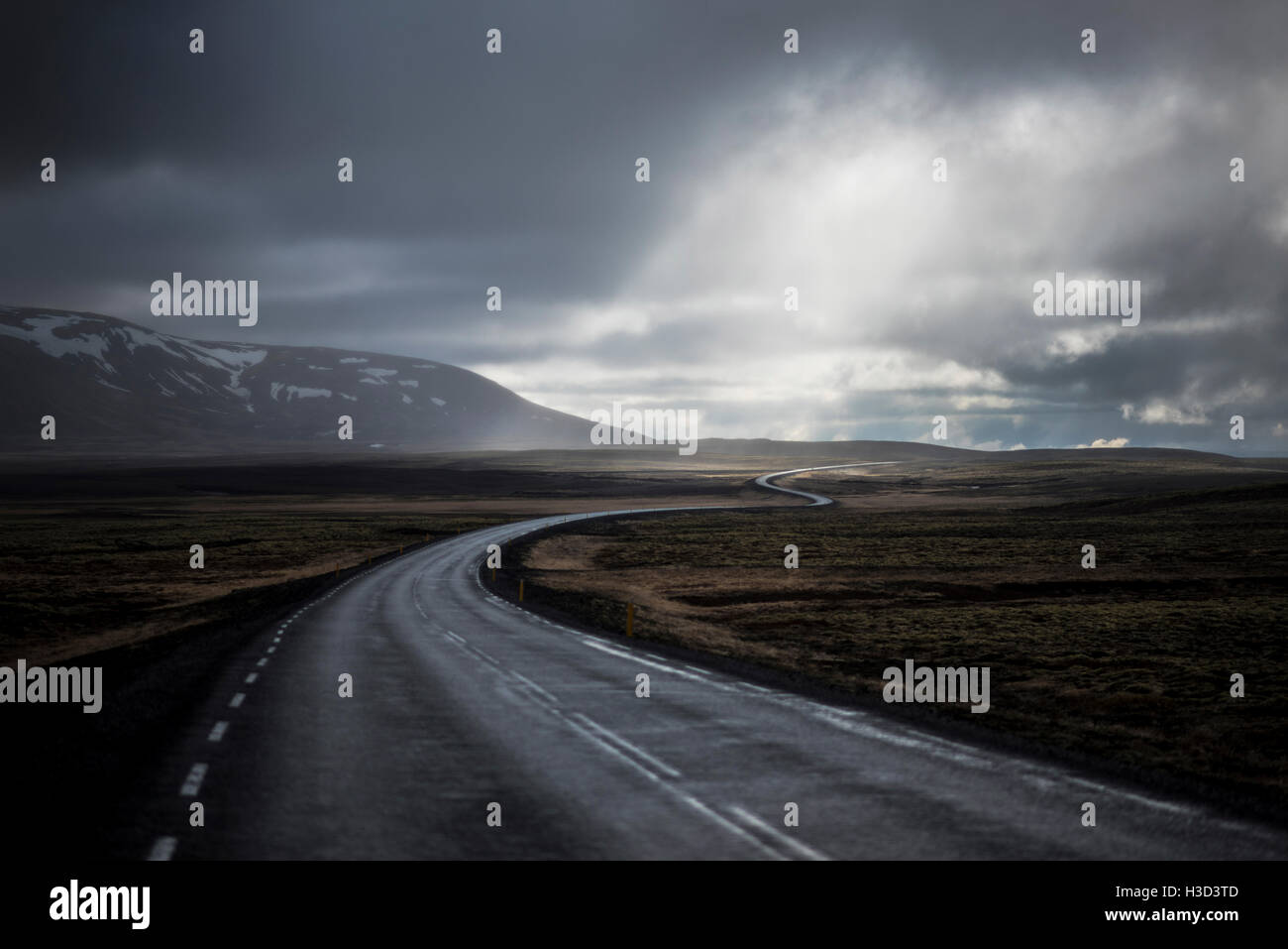 Leerer Landstraße gegen bewölktem Himmel Stockfoto