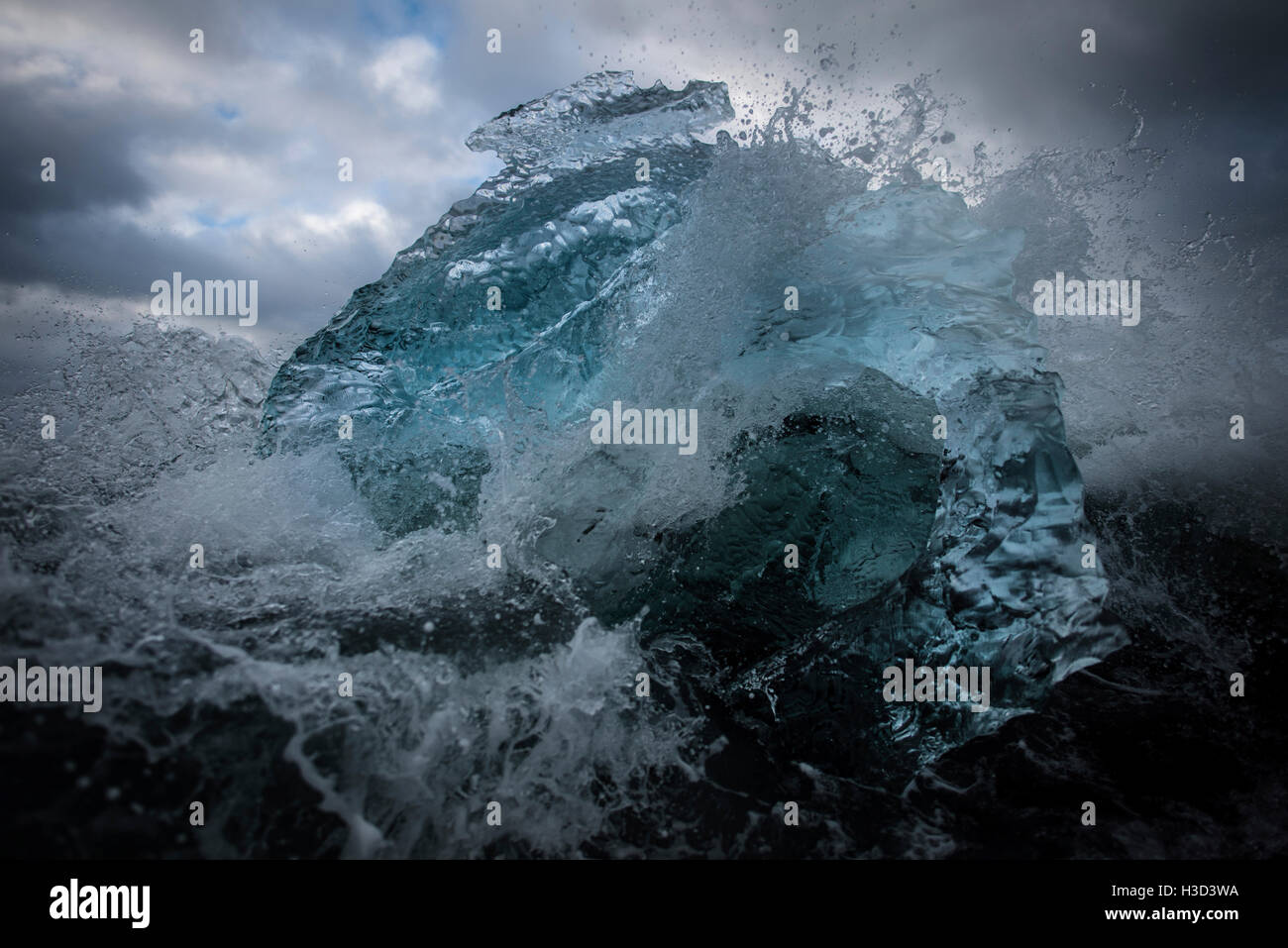 Wasser planschen im Meer gegen Himmel Stockfoto