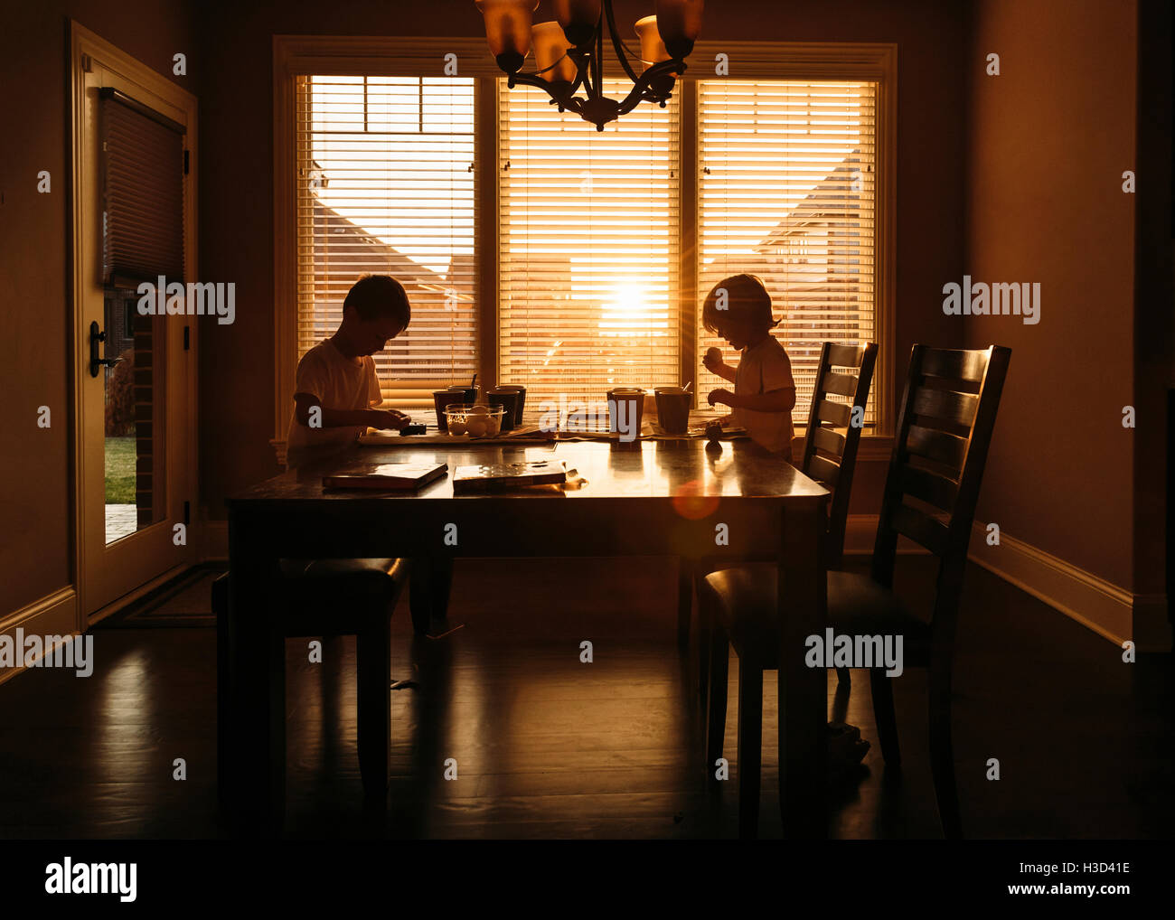 Jungs beim Sitzen am Esstisch Essen Stockfoto