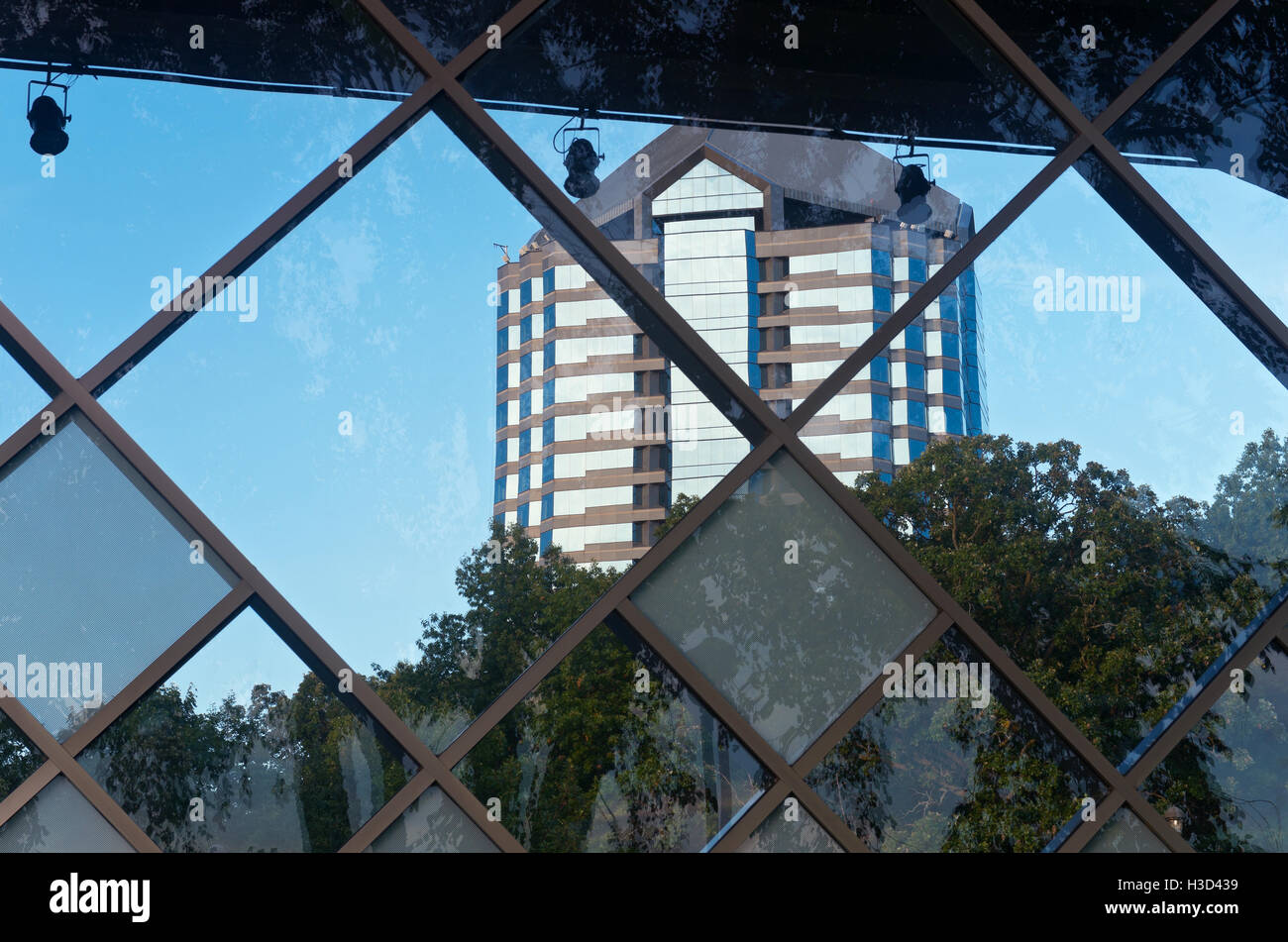 Unternehmenszentrale Hochhaus umrahmt von Glaswand und Bäume in Bloomington, minnesota Stockfoto