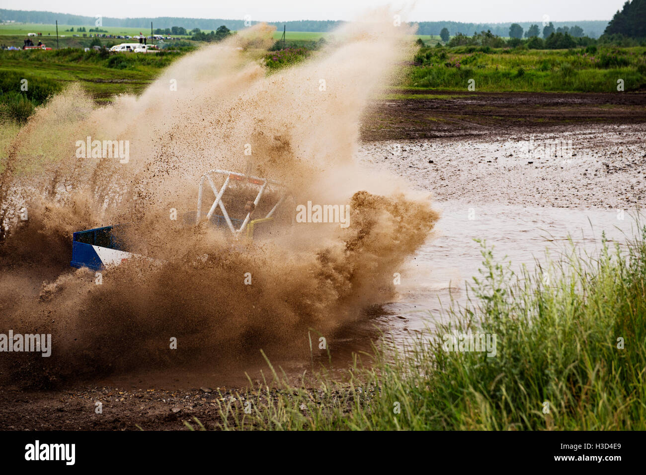 Off-Road-Fahrzeug Spritzwasser während der Überfahrt stream Stockfoto