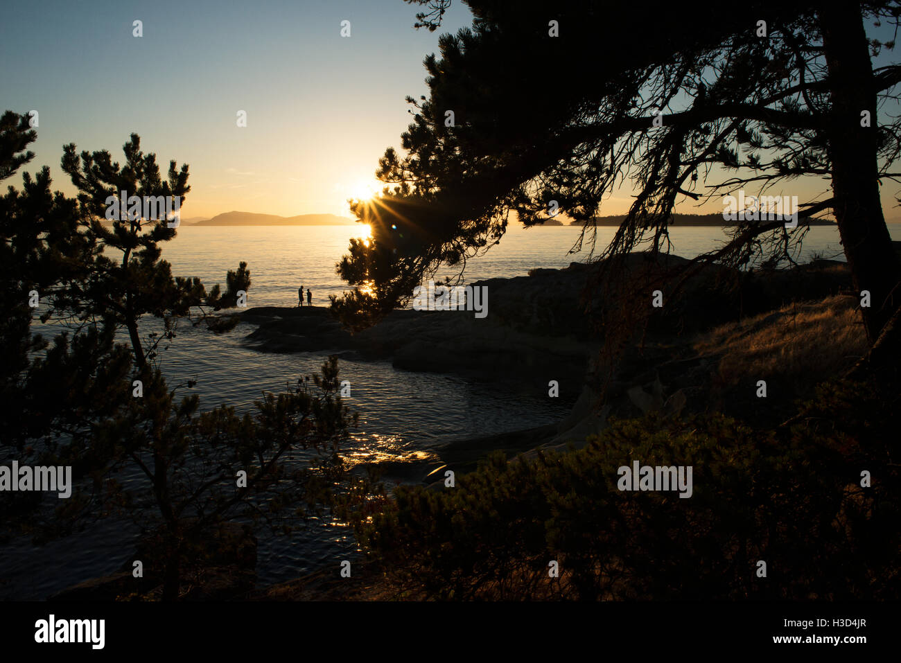 Silhouette-Vater und Sohn auf Sucia Island während des Sonnenuntergangs Stockfoto