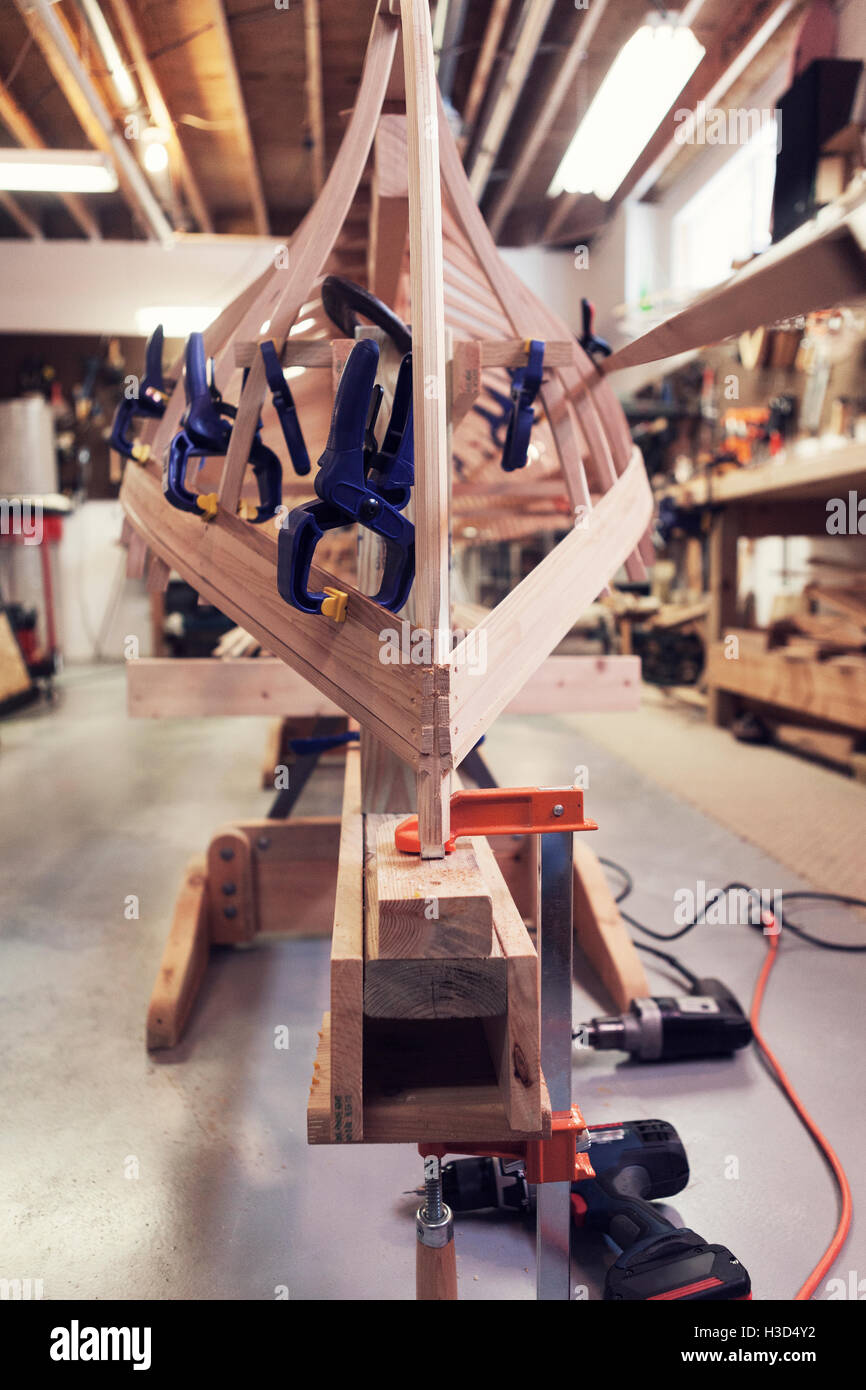 Schellen befestigt, unvollständige Holzboot in Werkstatt Stockfoto
