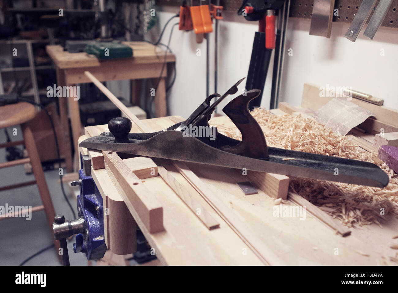 Hobel auf Holz in Werkstatt Stockfoto