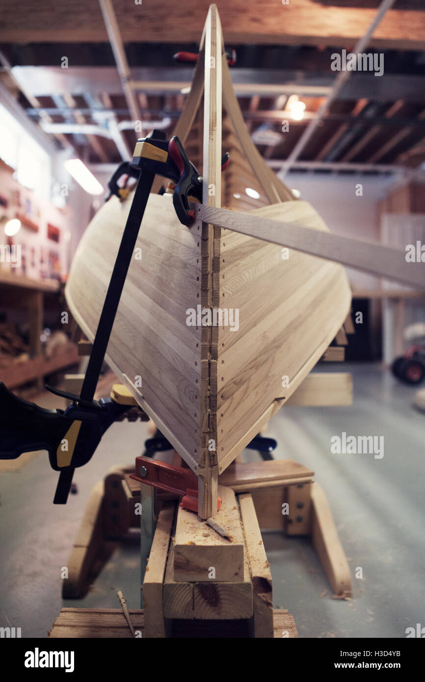 Klemme befestigt, Holzboot in Werkstatt Stockfoto