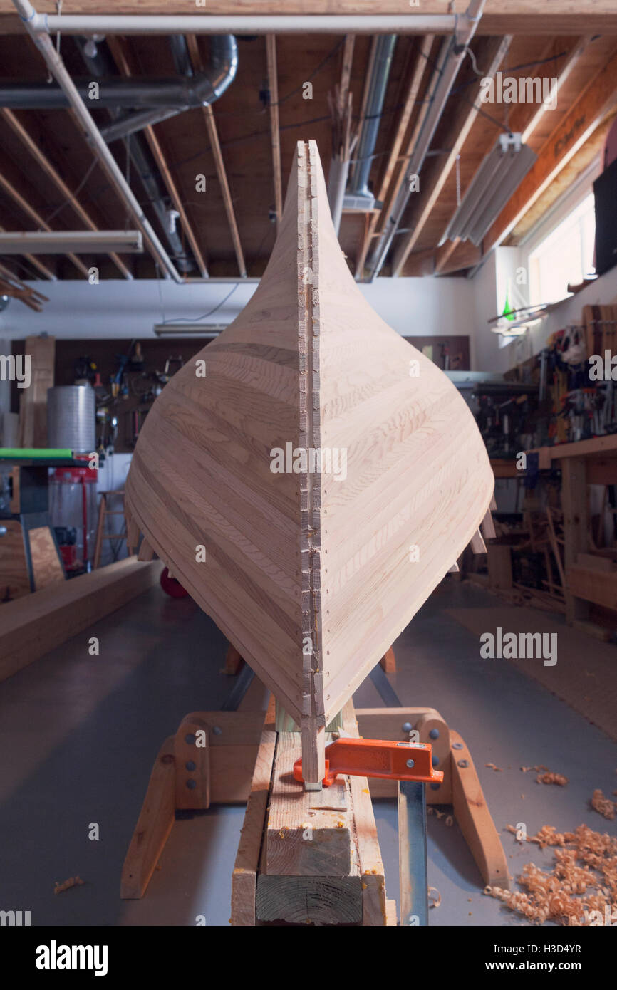 Holzboot in Werkstatt Stockfoto