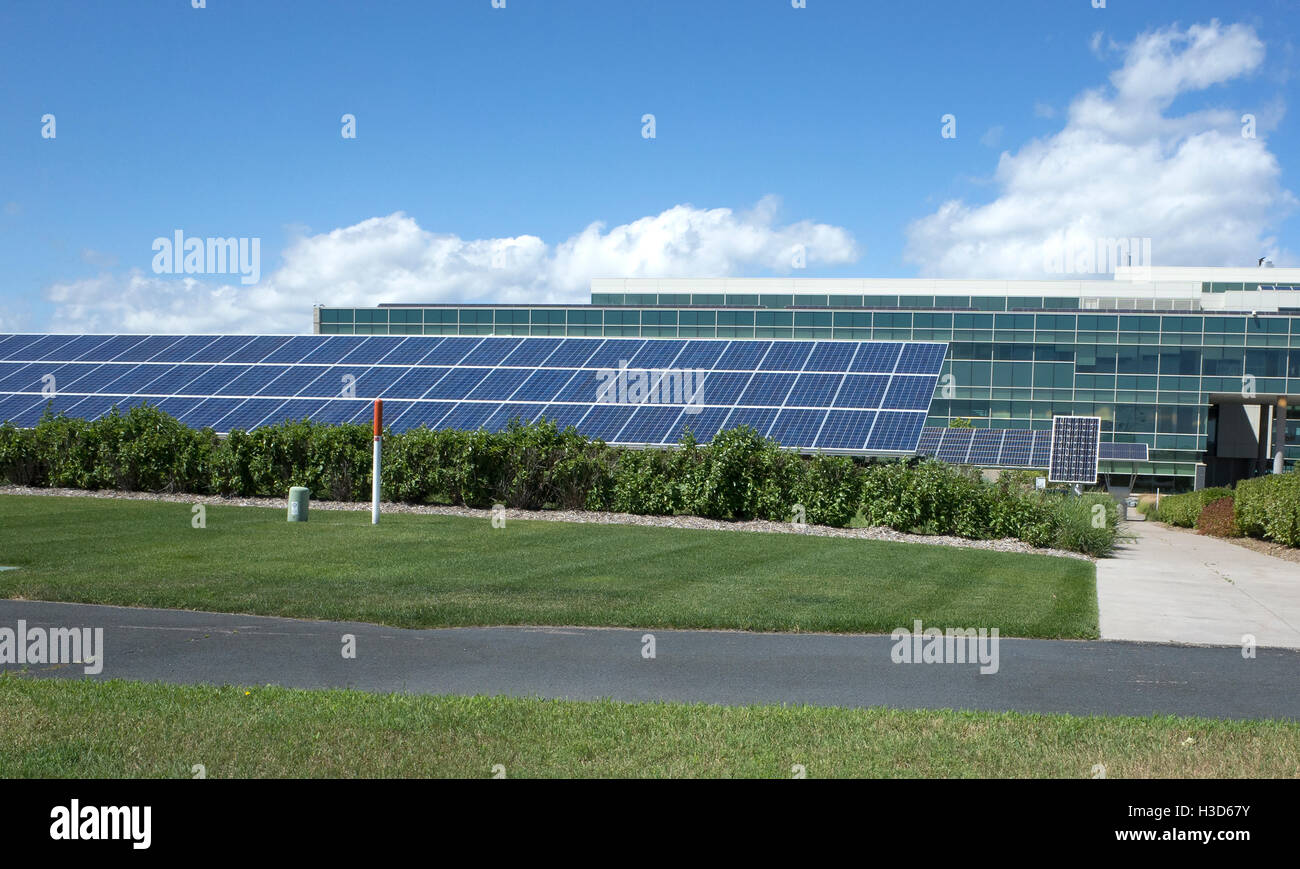 Große Auswahl an Solar-Panels, die Stromversorgung der große Fluss Energie Genossenschaft-Anlage. Maple Grove Minnesota MN USA Stockfoto