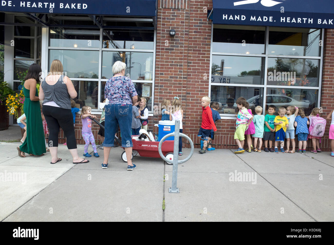 Kindertagesstätte Kinder auf einen Ausflug vor einem Brot-Geschäft versucht, Verhalten sich aufgereiht. St Paul Minnesota MN USA Stockfoto