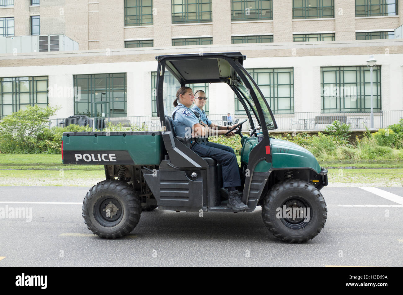 Kleine Off-Road-Polizei-Fahrzeug der Midtown Greenway Radweg mit weiblichen Polizei patrouillieren. Minneapolis Minnesota MN USA Stockfoto