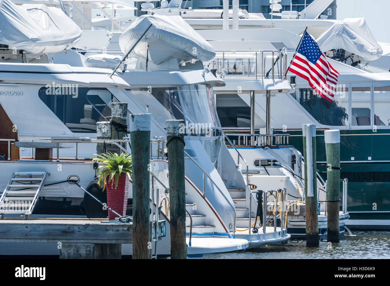 Luxus-Yachten auf der Stadt von Palm Beach Docks in Palm Beach, Florida. (USA) Stockfoto