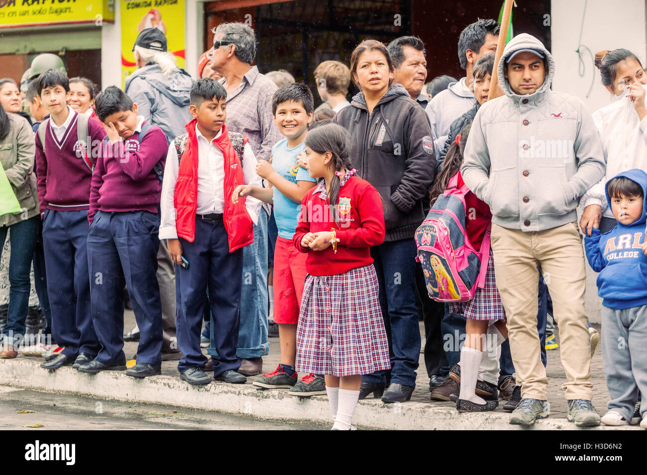 Banos De Agua Santa, Ecuador - 23. Juni 2016: Gruppe von Kindern wartet der Präsident Rafael Correa Delgado In Banos Stockfoto