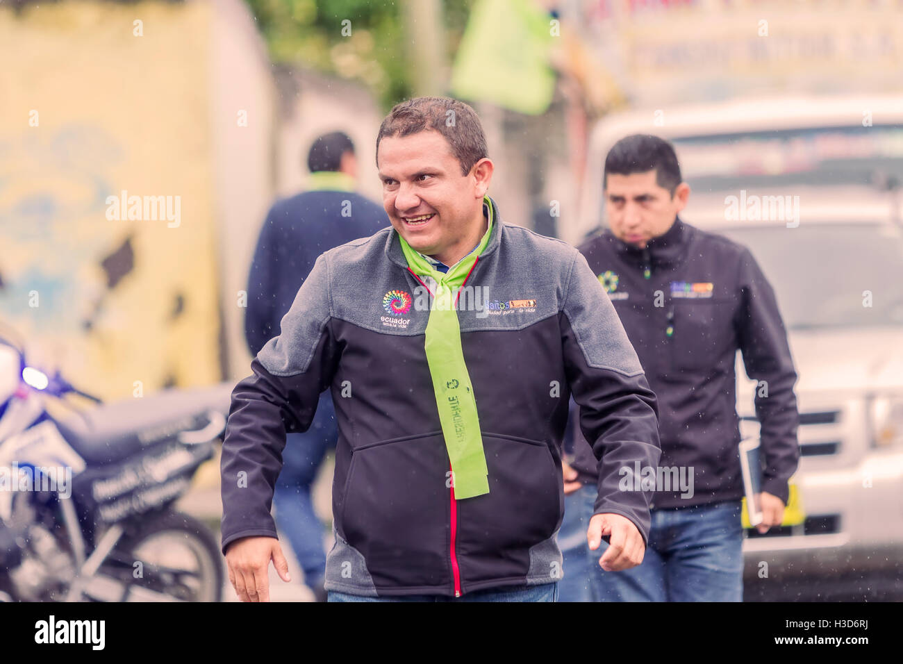 Banos De Agua Santa, Ecuador - 23. Juni 2016: Bürgermeister von Banos De Agua Santa, Marlon Guevara, zu Fuß in den Straßen der Stadt Stockfoto