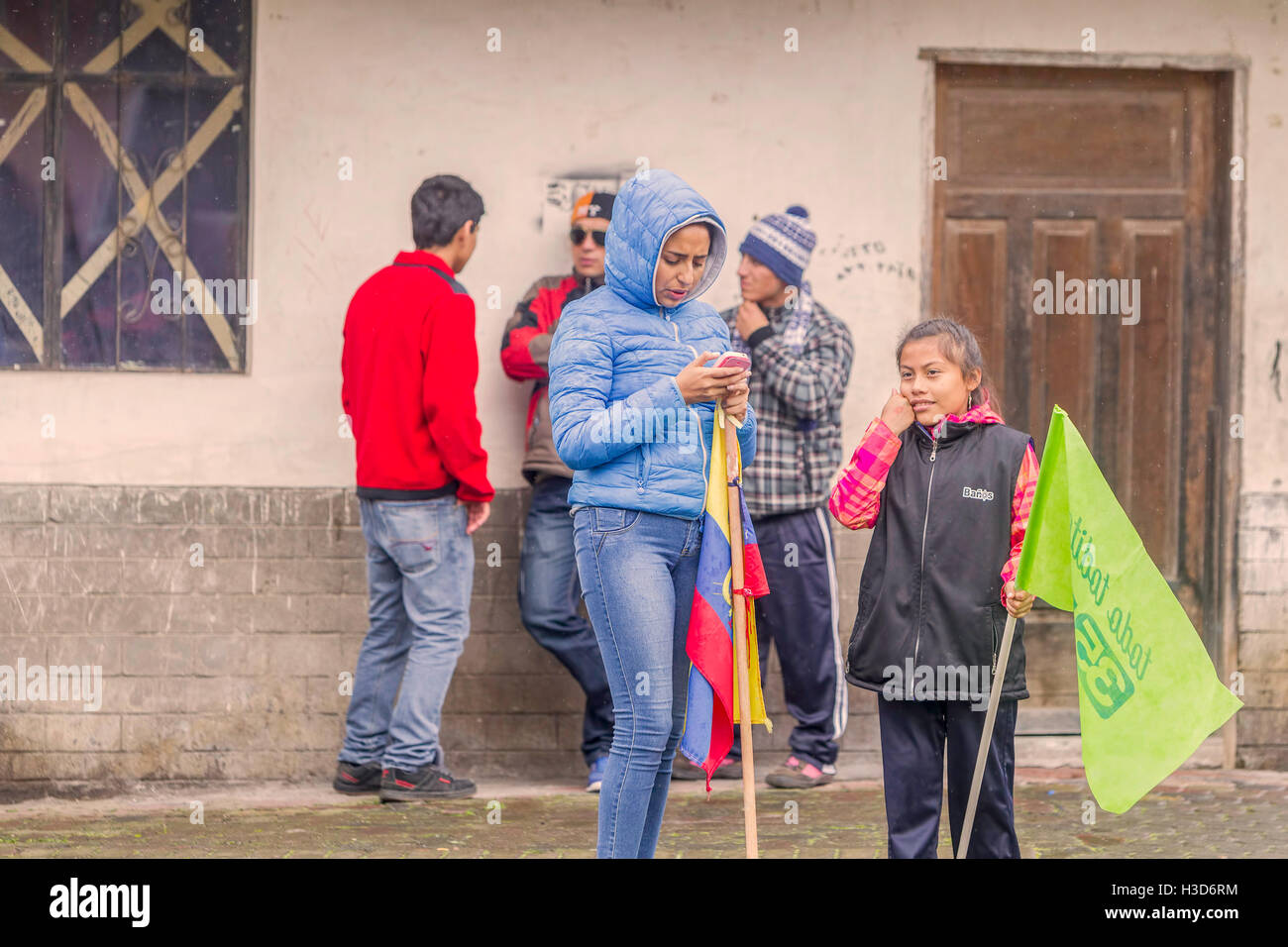 Banos De Agua Santa, Ecuador - 23 Juni 2016:Group der ecuadorianischen Kinder warten auf den Präsident Rafael Correa Delgado In Banos Stockfoto