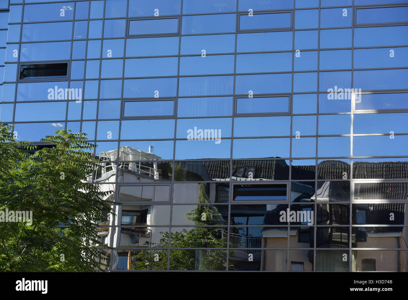 Reflexionen über die Fenster eines großen Gebäudes Stockfoto
