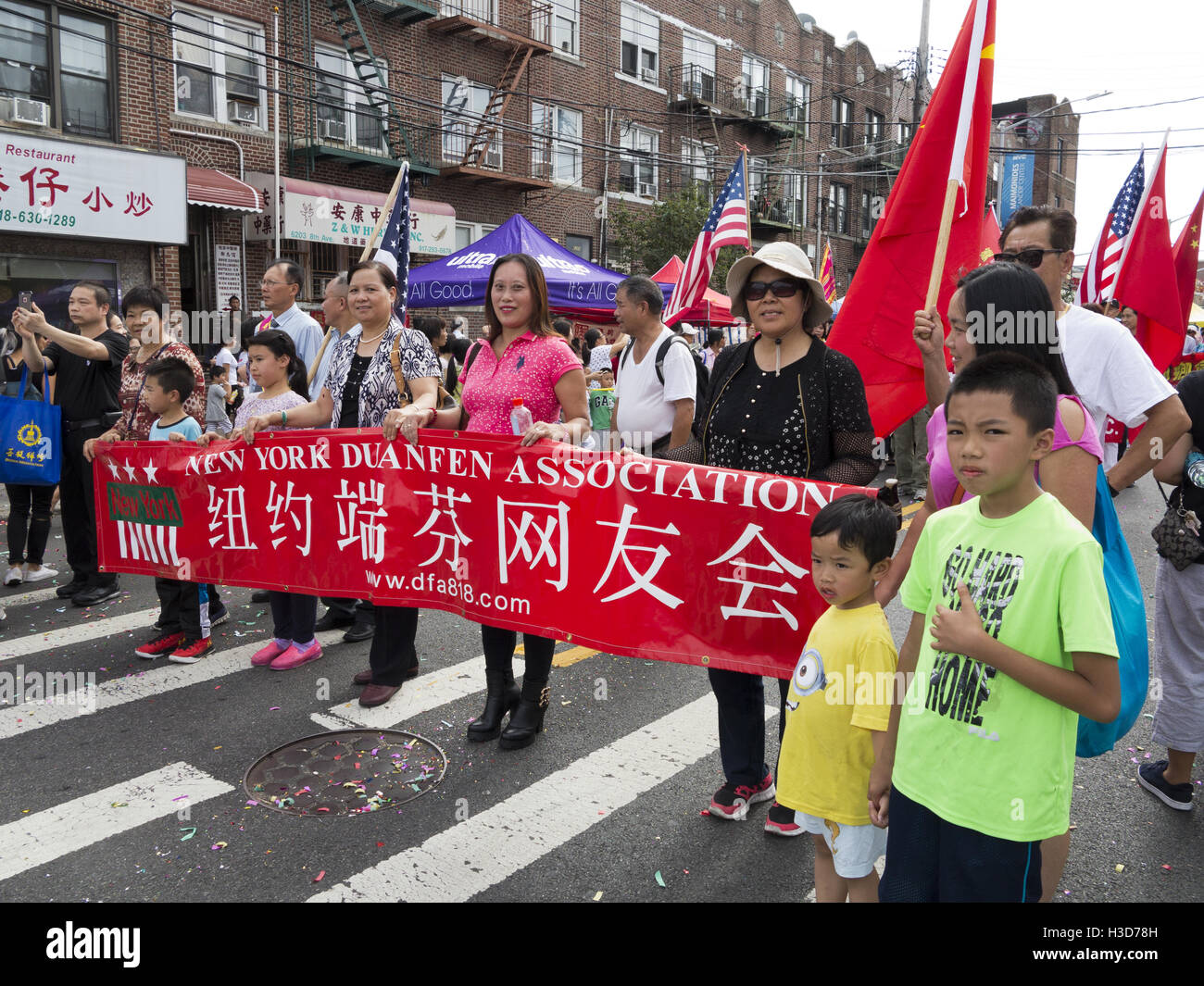 NY Duanfen Vereinsmitglieder marschieren in Autumn Moon Festival und Laternenumzug in Chinatown in Sunset Park, Brooklyn, NY. Stockfoto