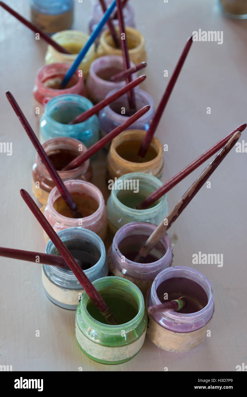 Bunte Gläser Farbe im Einklang mit Künstler-Pinsel Stockfoto