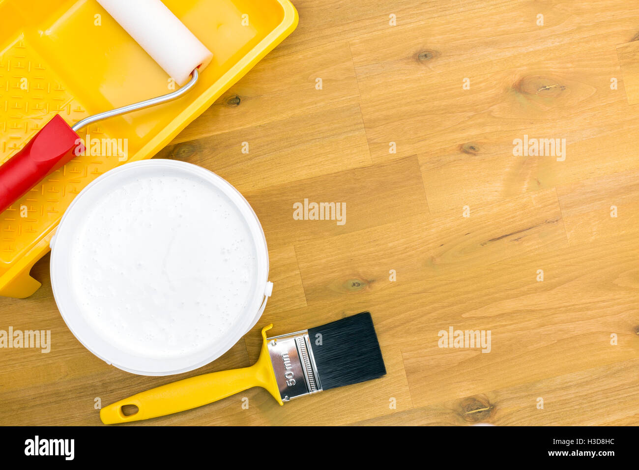 Pinsel, kann Roller in Fach und Lack auf Holz Hintergrund Stockfoto