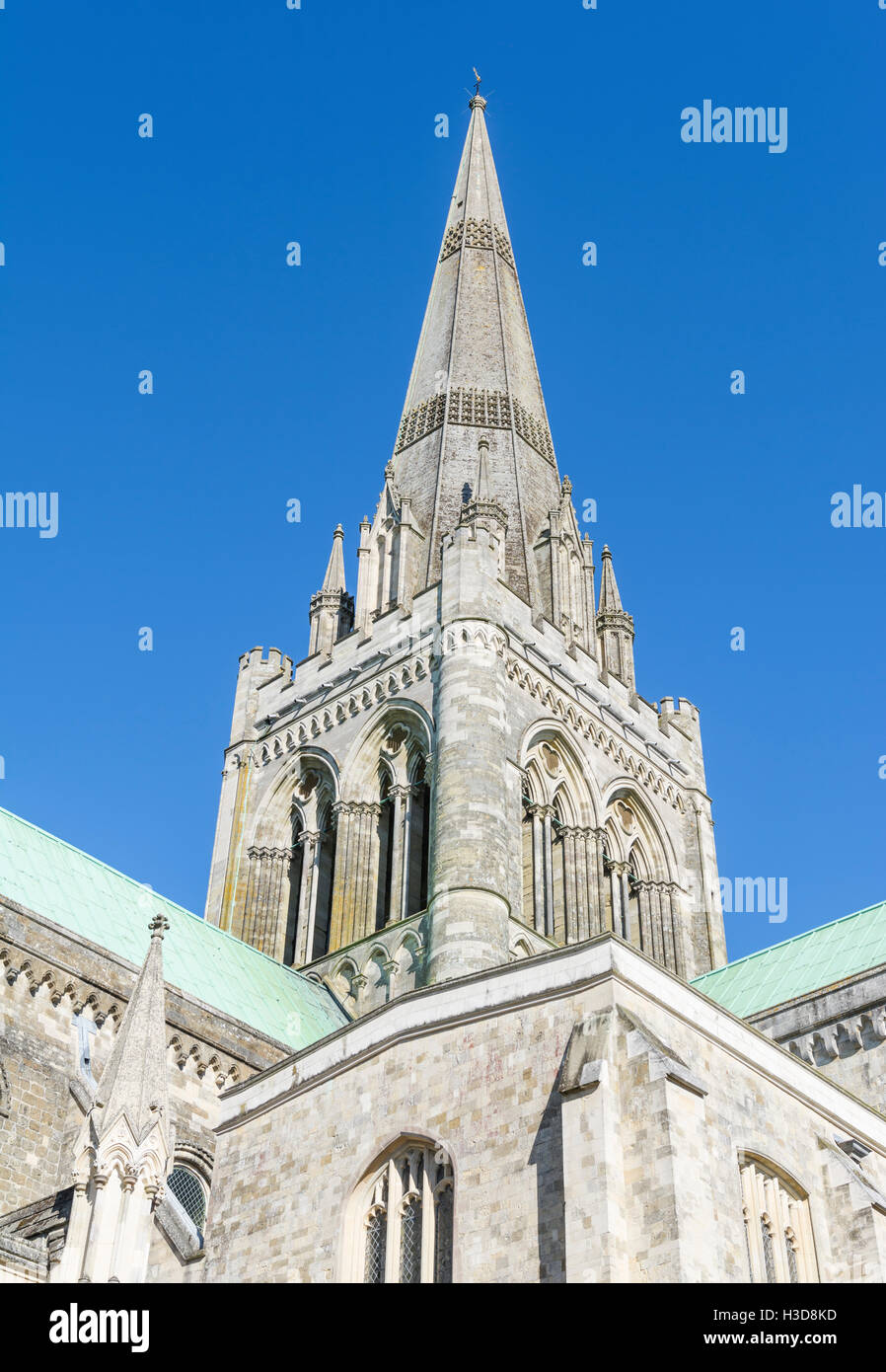 Spire on Chichester Cathedral against blue Sky in City of Chichester, West Sussex, England, UK. Stockfoto
