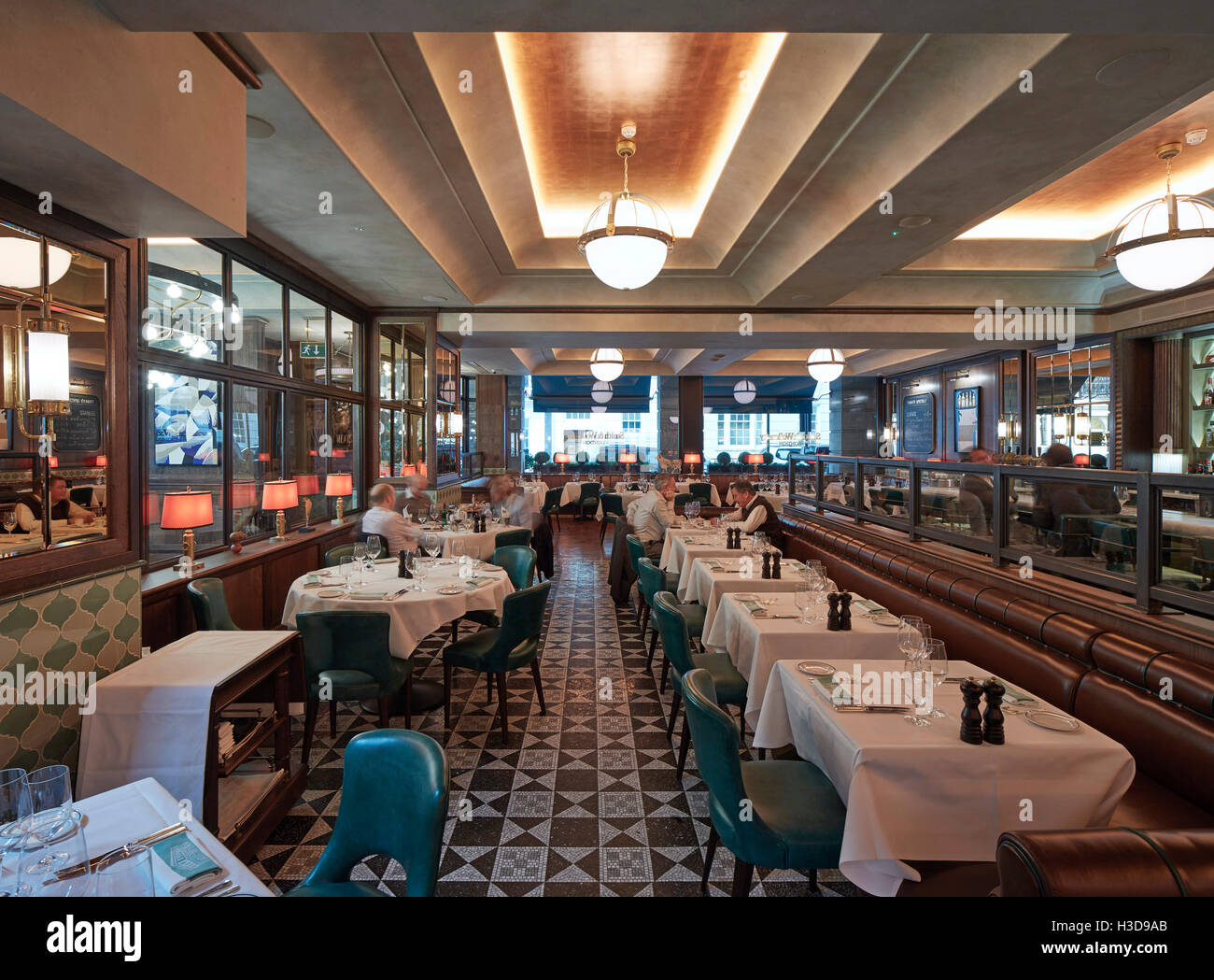 Amerikanisches Restaurant, traditionelle, Abendessen, Essen, Essen, Art-Deco-Interieur, gedeckten Tisch, Sitzgelegenheiten, Restaurant, Mosaikboden, gestern. Die Adelphi-Sanierung, London, Vereinigtes Königreich. Architekt: Aukett Swanke, 2016. Stockfoto